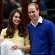 Kate et William présentent leur petite Charlotte le 2 mai 2015 à Londres
