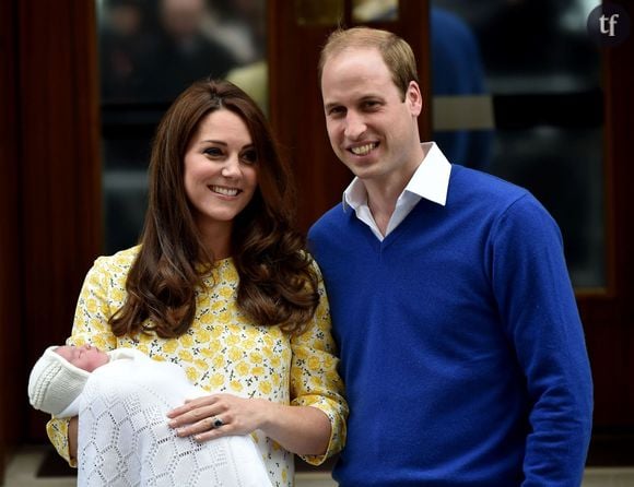 Kate et William présentent leur petite Charlotte le 2 mai 2015 à Londres