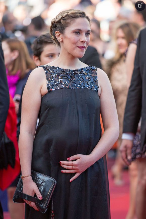 Alysson Paradis, enceinte, lors de la montée des marches du film "Inside Out"