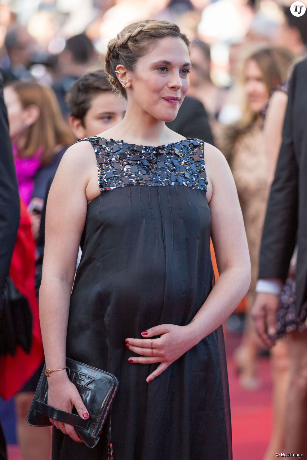 Alysson Paradis, enceinte, lors de la montée des marches du film &quot;Inside Out&quot;
