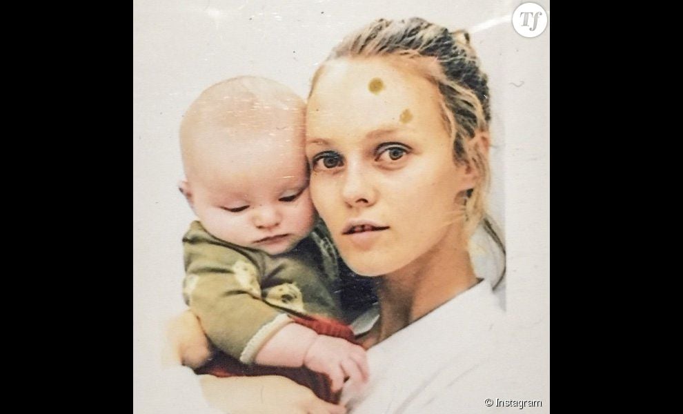 Vanessa paradis et sa fille Lily-Rose Depp lorsque cele-ci était bébé