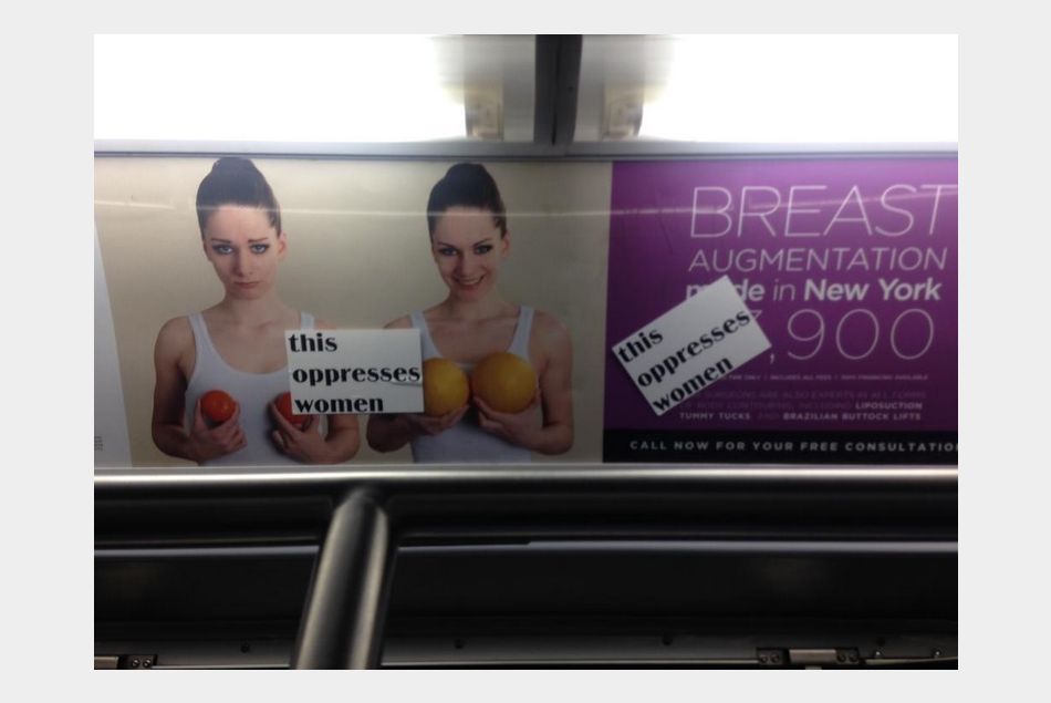 Des stickers à la rescousse des femmes oppressées des pubs du métro