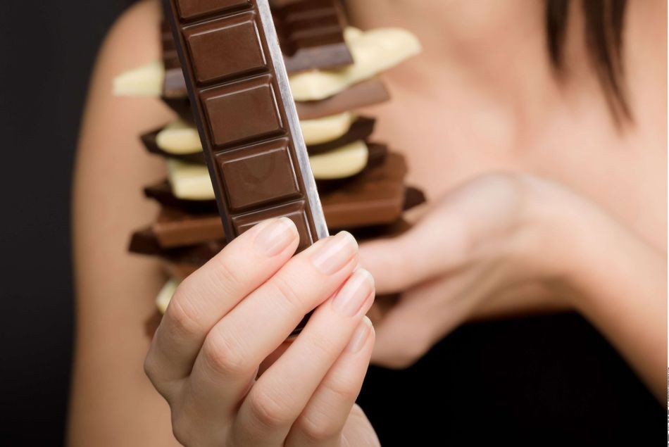 Le chocolat noir, riche en cacao, favorise la libération d'endorphines dans le cerveau et donc le plaisir.