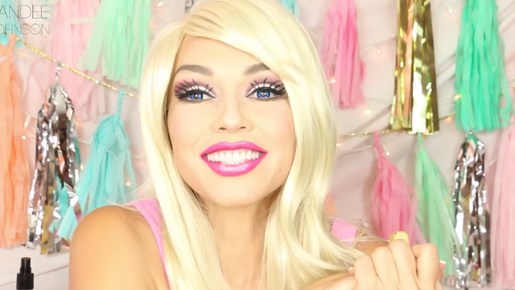 Grâce au maquillage, elle se transforme en Barbie en 2 minutes chrono