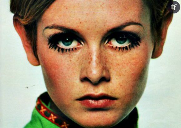 Twiggy dans une pub pour les faux-cils Yardley