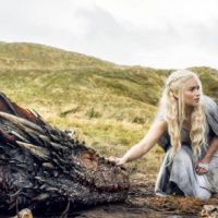 Game of Thrones saison 6 : Emilia Clarke (Daenerys) croit au retour de Jon Snow (spoilers)