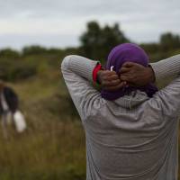 L'enfer des migrantes : comment survivre dans la jungle de Calais