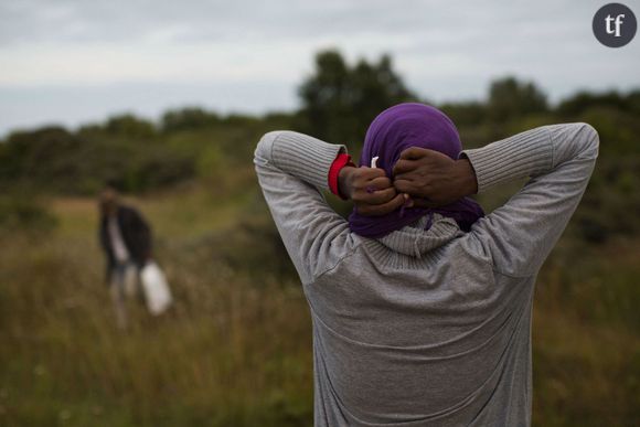 Une migrante essaie d'accéder au Tunnel sous la Manche