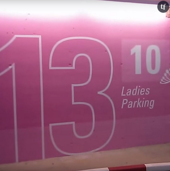 Les murs du parking pour dames de l'aéroport de Francfort.