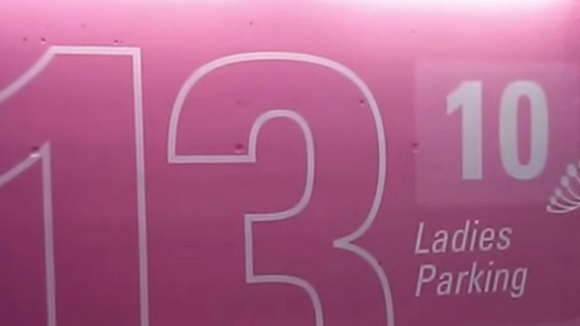 Allemagne : des places de parking, roses et plus larges, réservées aux femmes créent la polémique