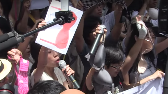Hong Kong : hommes et femmes en soutien-gorge pour clamer que les seins ne sont pas des armes