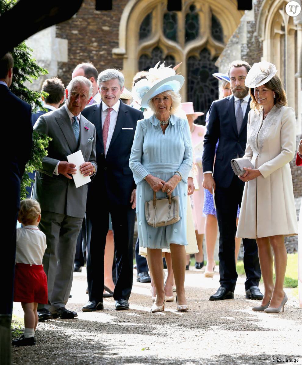 En apparence la famille royale s&#039;entend très bien avec Carole et Michael Middleton, mais la mère de Kate commencerait à être un peu trop envahissante à leur gout.