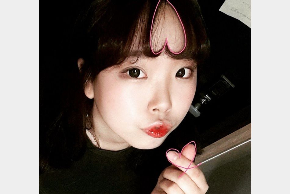 Le " hearts-bangs hair " (les cheveux avec une frange en coeur) est la nouvelle tendance capillaire en Corée du Sud où toutes les jeunes filles branchées l'ont déjà adoptées.