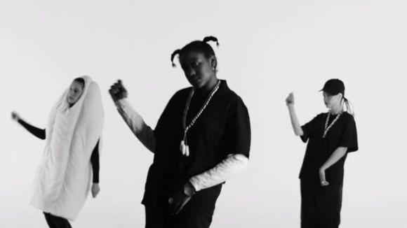 "I bleed and I'm proud" : des Australiennes badass rappent contre la taxe tampon