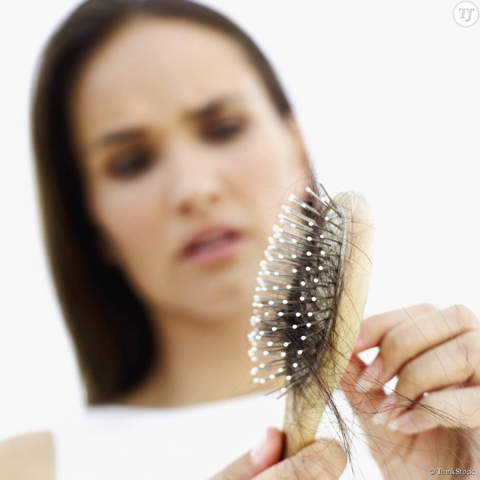 Découvrez quelques astuces pour freiner la chute de vos cheveux.