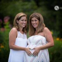 Cette femme porte le bébé de sa soeur jumelle pour la bonne cause