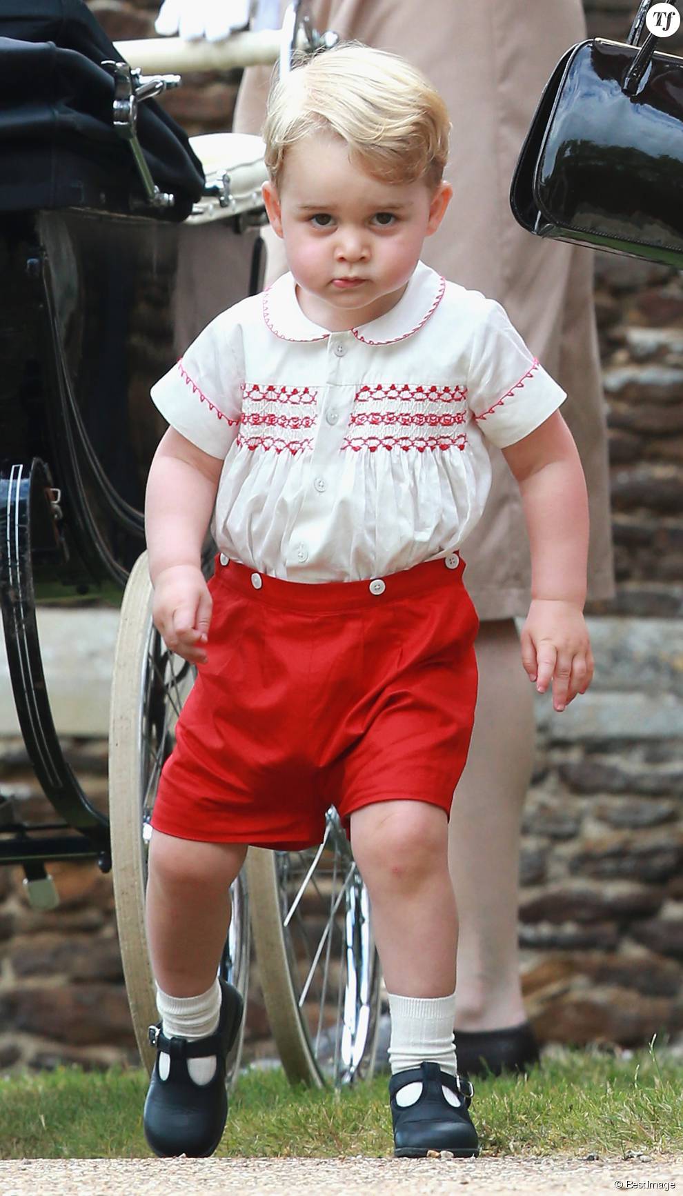  Le prince George de Cambridge après le baptême de la princesse Charlotte de Cambridge, le 5 juillet 2015.  