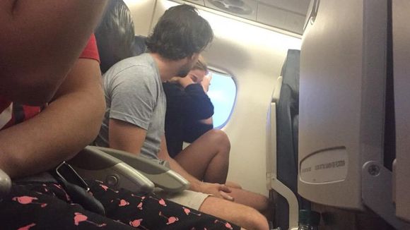 Elle tweete une rupture en direct d'un avion : un feuilleton digne des Feux de l'amour