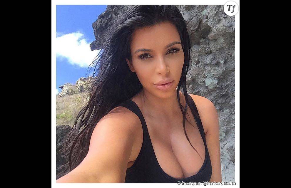 Sur ses selfies, Kim Kardashian met toujours ses cheveux noirs en valeur !