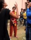 Une Indienne frappe son agresseur