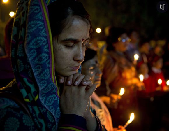 Une jeune indienne prie après le viol d'une religieuse en mars 2015