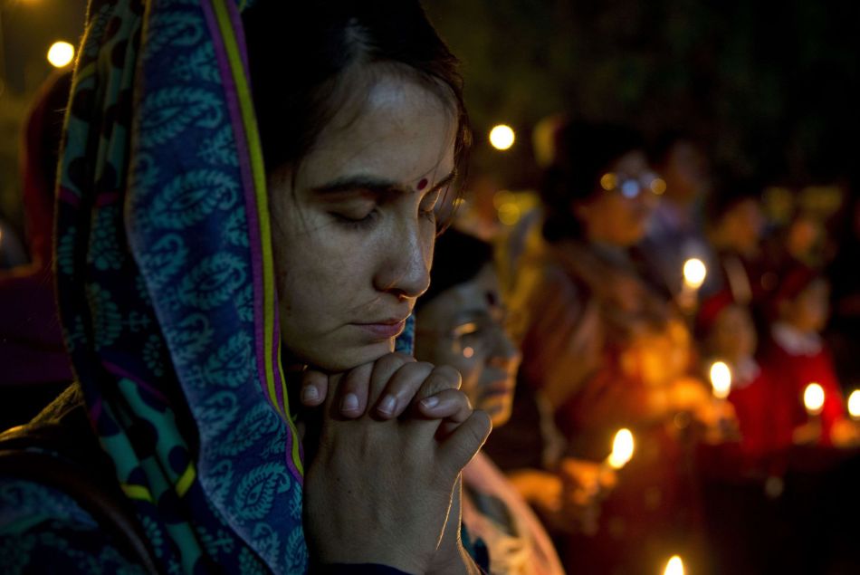 Une jeune indienne prie après le viol d'une religieuse en mars 2015