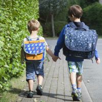 Comment l'énorme cartable de votre enfant lui fait du mal