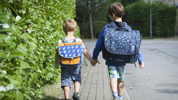 Comment l'énorme cartable de votre enfant lui fait du mal