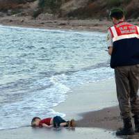 Migrants : pourquoi il faut montrer la photo d'Aylan, petit garçon mort noyé