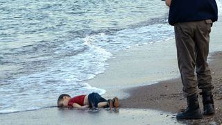 Migrants : pourquoi il faut montrer la photo d'Aylan, petit garçon mort noyé