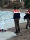 Les policiers turcs découvrant le corps d'Aylan