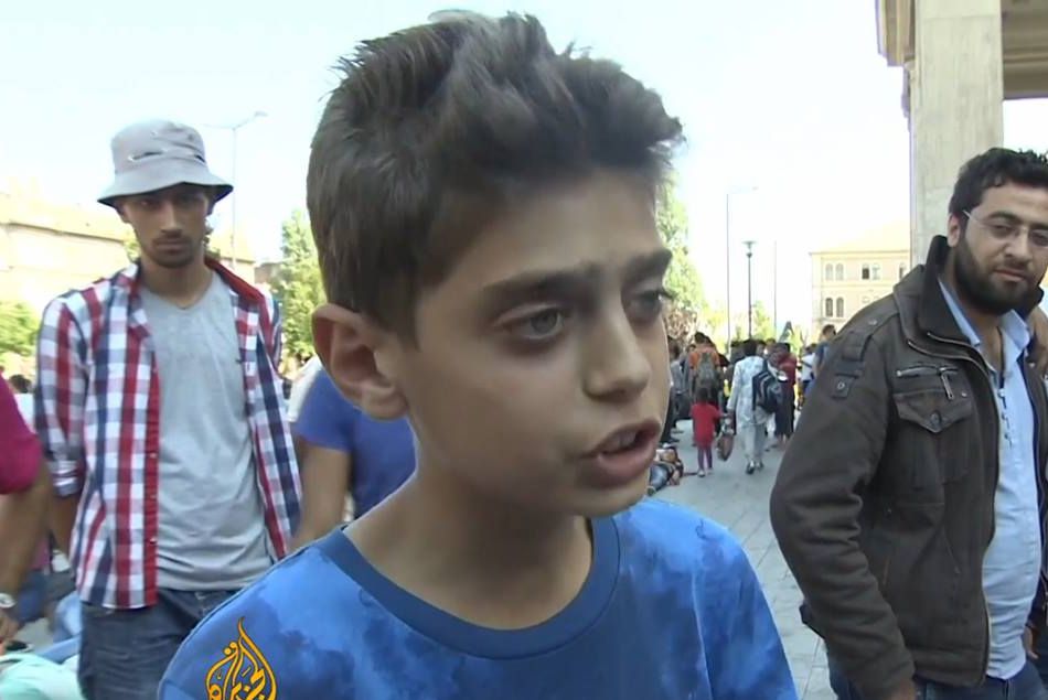 Le jeune migrant syrien Kinan Masalmeh appelle à la fin de la guerre