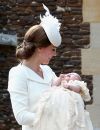 Kate Middleton et sa fille la princesse Charlotte le jour de son baptême le 5 juillet 2015