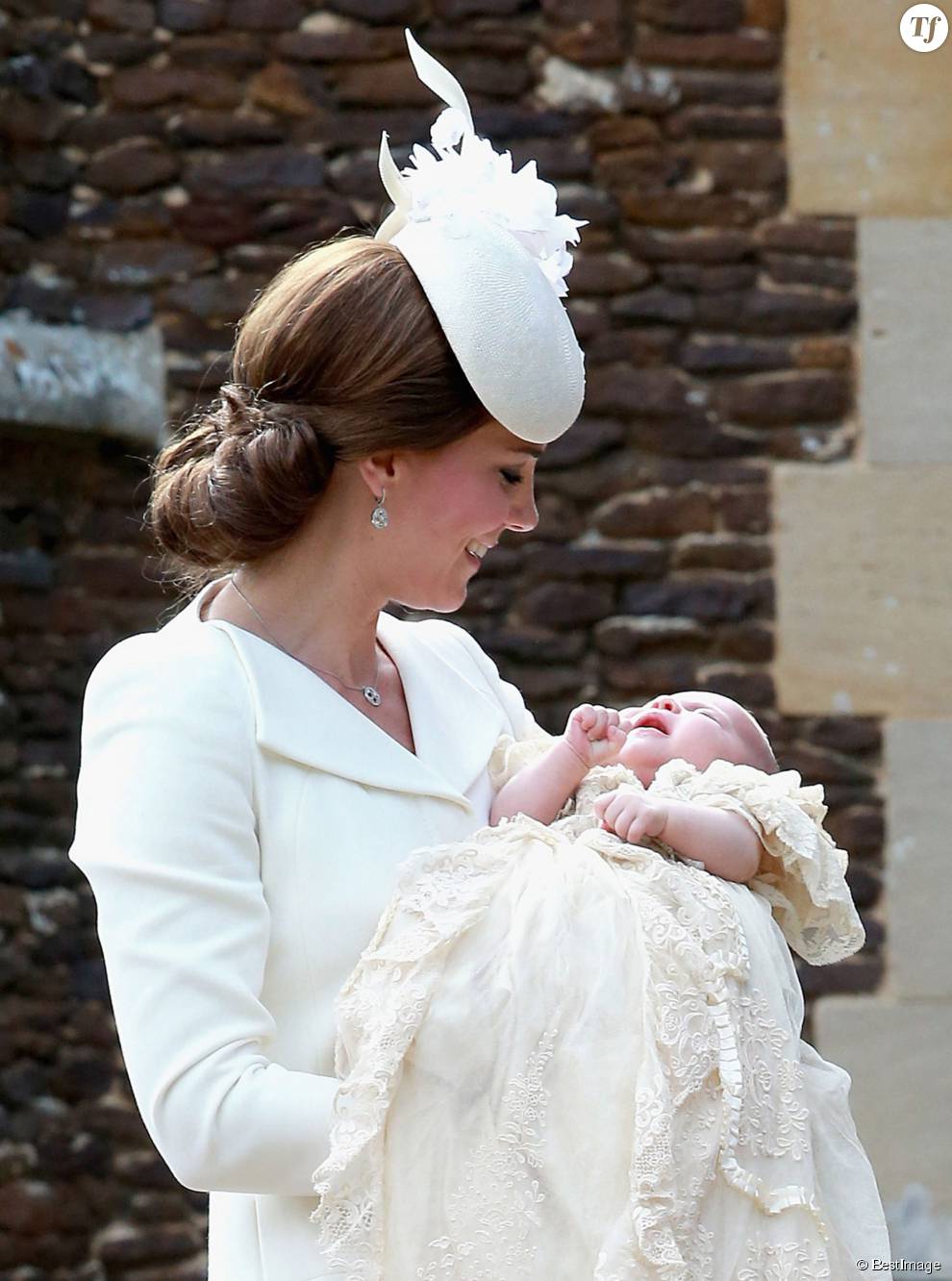 Kate Middleton et sa fille la princesse Charlotte le jour de son baptême le 5 juillet 2015