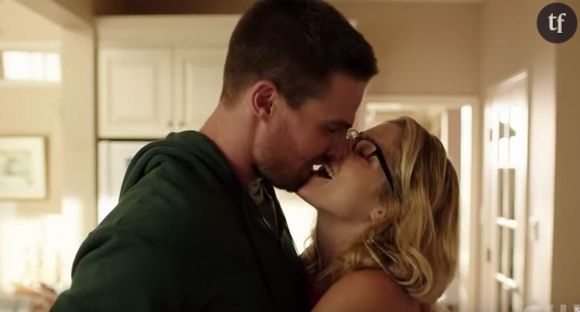 Petit bisou entre Felicity et Oliver