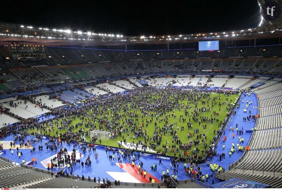 Photos des attentats du 13 novembre 2015 : les spectateurs du Stade de France se refugient sur la pelouse