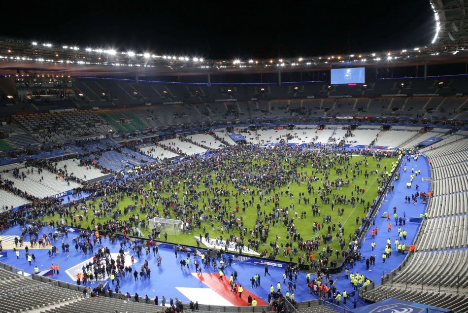 Photos des attentats du 13 novembre 2015 : les spectateurs du Stade de France se refugient sur la pelouse