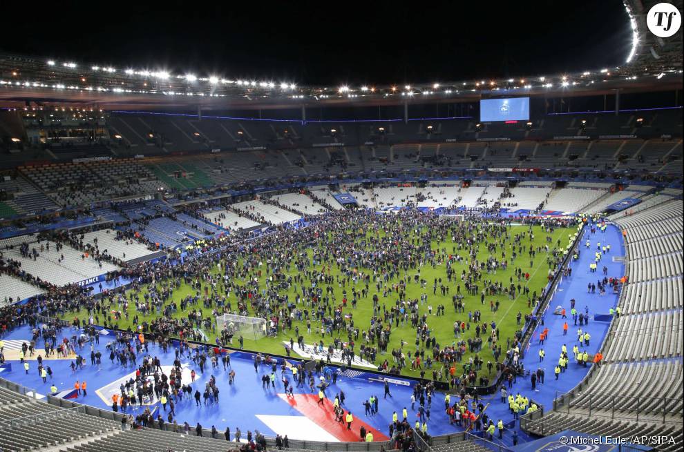  Photos des attentats du 13 novembre 2015 : les spectateurs du Stade de France se refugient sur la pelouse 