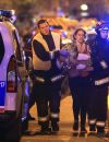 Photos des attentats du 13 novembre 2015 : une victime du Bataclan prise en charge par les secours