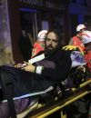 Photos des attentats du 13 novembre 2015 : un homme est évacué du Bataclan