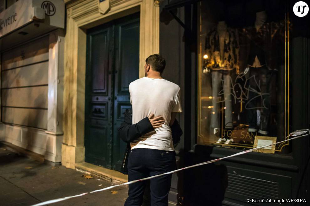 Photos des attentats du 13 novembre 2015 : un couple se réconforte devant le Bataclan