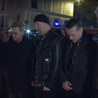 Attentats de Paris : Bono et le groupe U2 se recueillent avec émotion devant le Bataclan (vidéo)