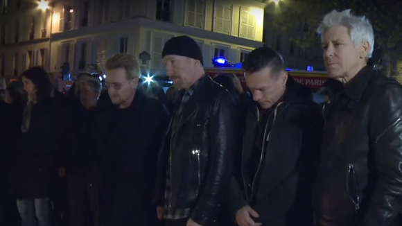 Attentats de Paris : Bono et le groupe U2 se recueillent avec émotion devant le Bataclan (vidéo)