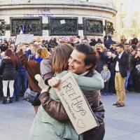 Après l'horreur, distribution de free hugs dans un Paris qui dit merde à la peur