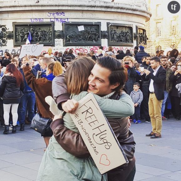 Distribution de câlins gratuits place de la République après les attentats du 13 novembre 2015