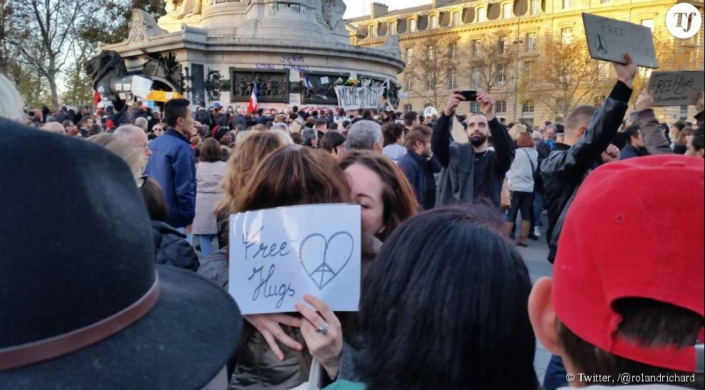 &quot; Des free hugs. Des sourires. Des larmes. République reprend vie    # JeSuisParis &quot;