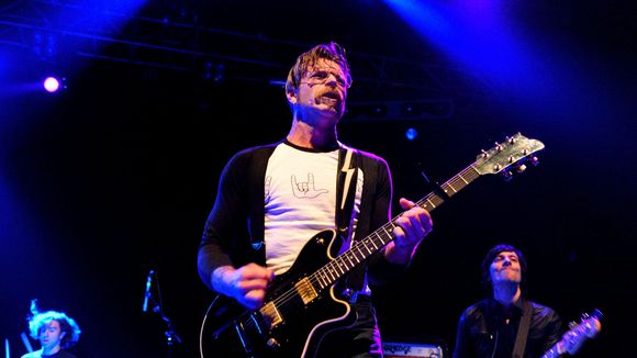 Eagles of Death Metal : les fans veulent que le groupe attaqué au Bataclan devienne n°1 des charts