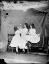 De gauche à droite : Edith, Lorina et Alice, photographiées par Lewis Carroll en 1860