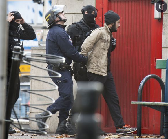 Des policiers procèdent à une arrestation à Saint-Denis le 18 novembre 2015