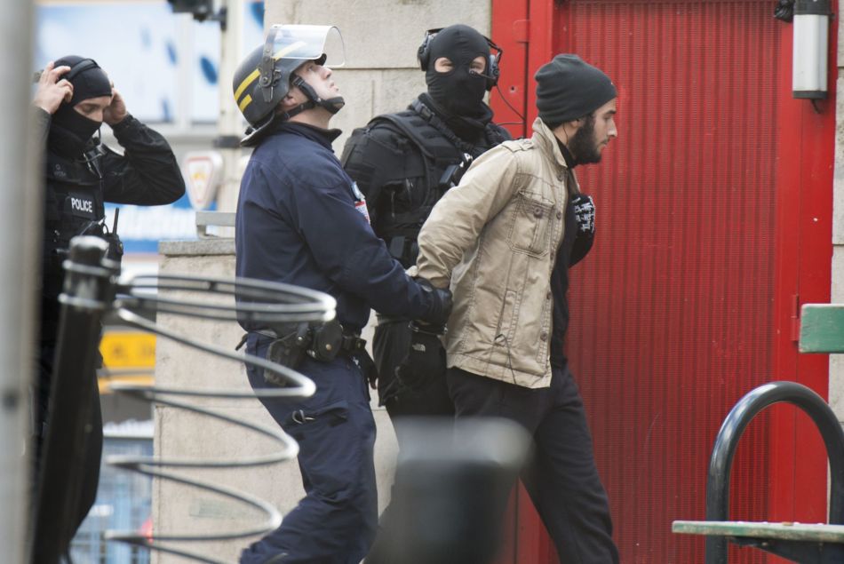 Des policiers procèdent à une arrestation à Saint-Denis le 18 novembre 2015